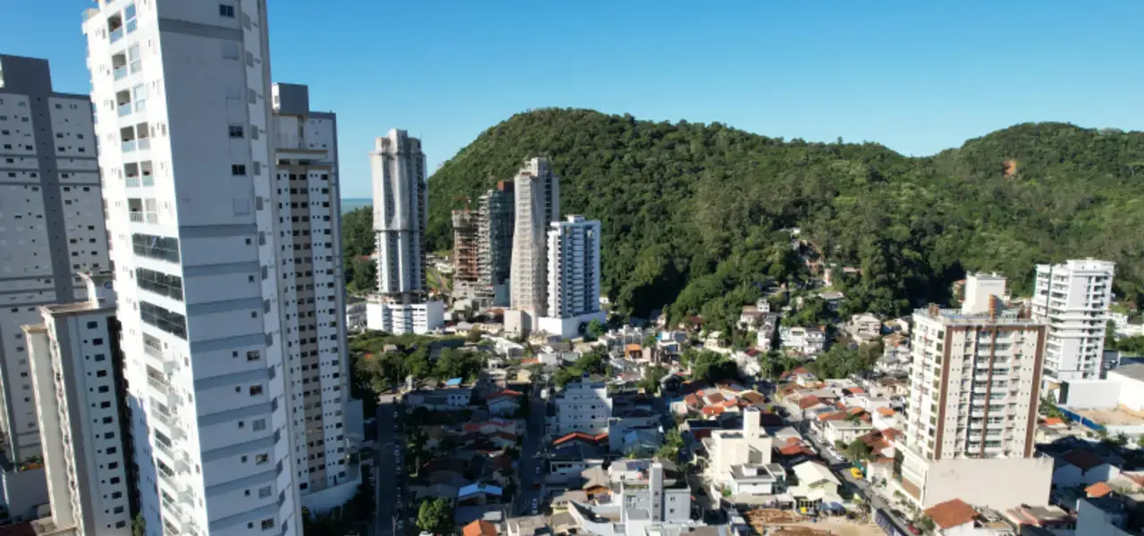 Alunos em sala de aula assistem à apresentação sobre os cursos técnicos Senai em Itajaí.