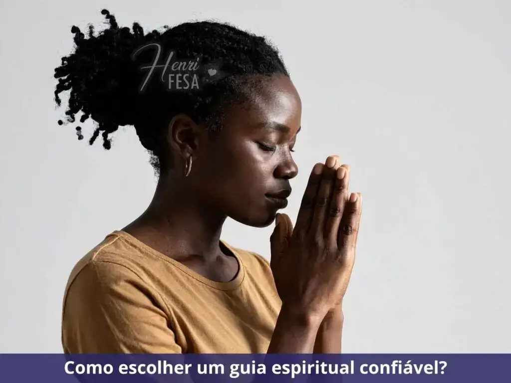 Mulher afro-brasileira fazendo uma oração com as duas palmas das mãos unidas e os olhos fechados!