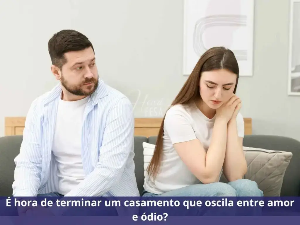 Casal homem e mulher sentados no sofá, ambos um do lado do outro com semblante de descontentamento, sendo que homens e mulheres lidam com raiva de formas diferentes, porém também semelhantes!