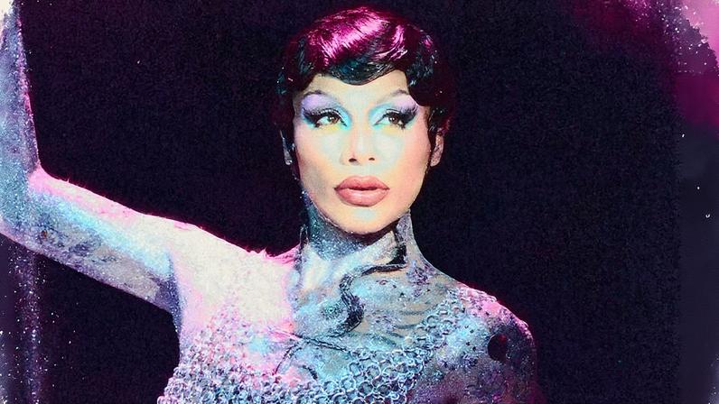 Gloria Groove celebra um ano do projeto