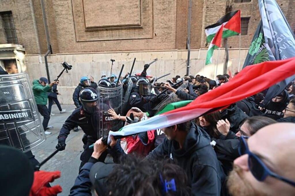 cariche alla manifestazione in solidarietà alla popolazione palestinese e contro il governo Meloni “Blocchiamo Tajani”