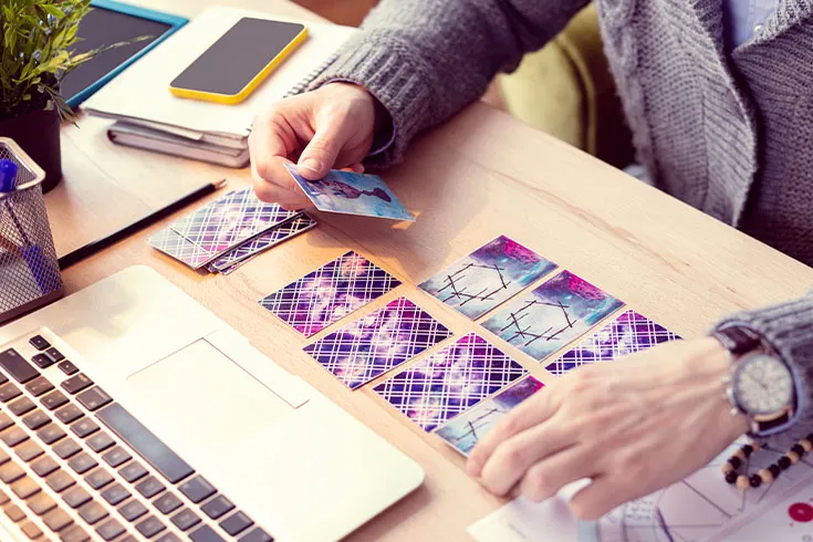 Consulte o Tarot online e obtenha respostas imediatas 1 Taróloga jogando cartas em frente a um notebook