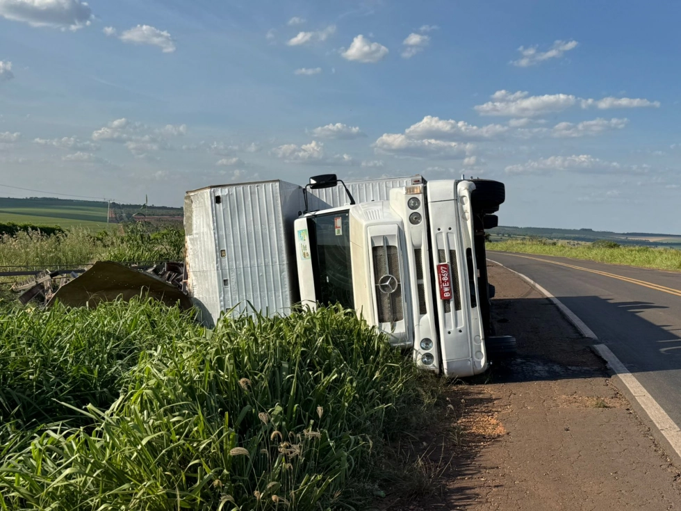 Pneu estoura, motorista perde controle e caminhão tomba na MS-134 em Nova Andradina — Jornal da Nova