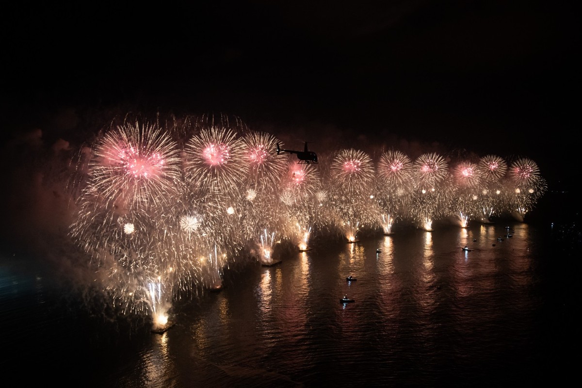 Réveillon em Copacabana terá quase o dobro das balsas para queima de fogos das últimas festas e shows de Gil, Alok e João Gomes