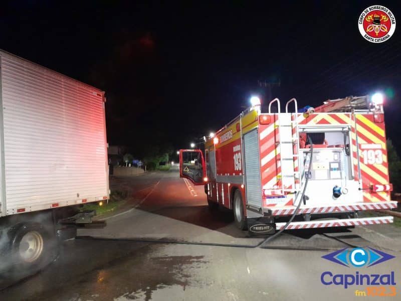 Bombeiros atendem ocorrência de superaquecimento em pneus de caminhão na SC-464