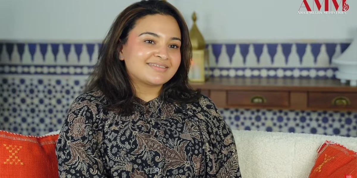 Professora islâmica se converte ao sonhar com Jesus: “Quando você bate, Ele abre a porta”