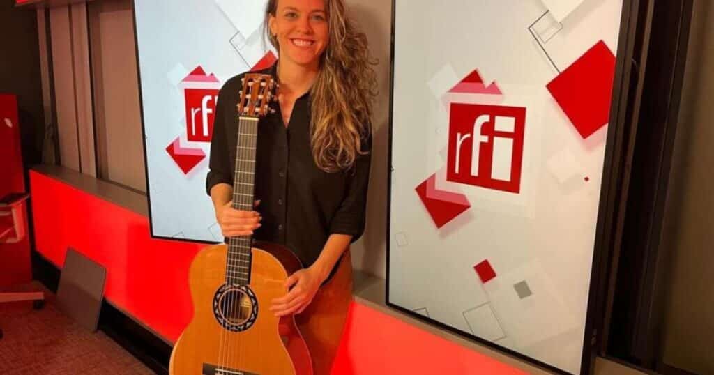 Jacque Falcheti encerra um ano de mais de 200 shows com turnê intimista pela Europa