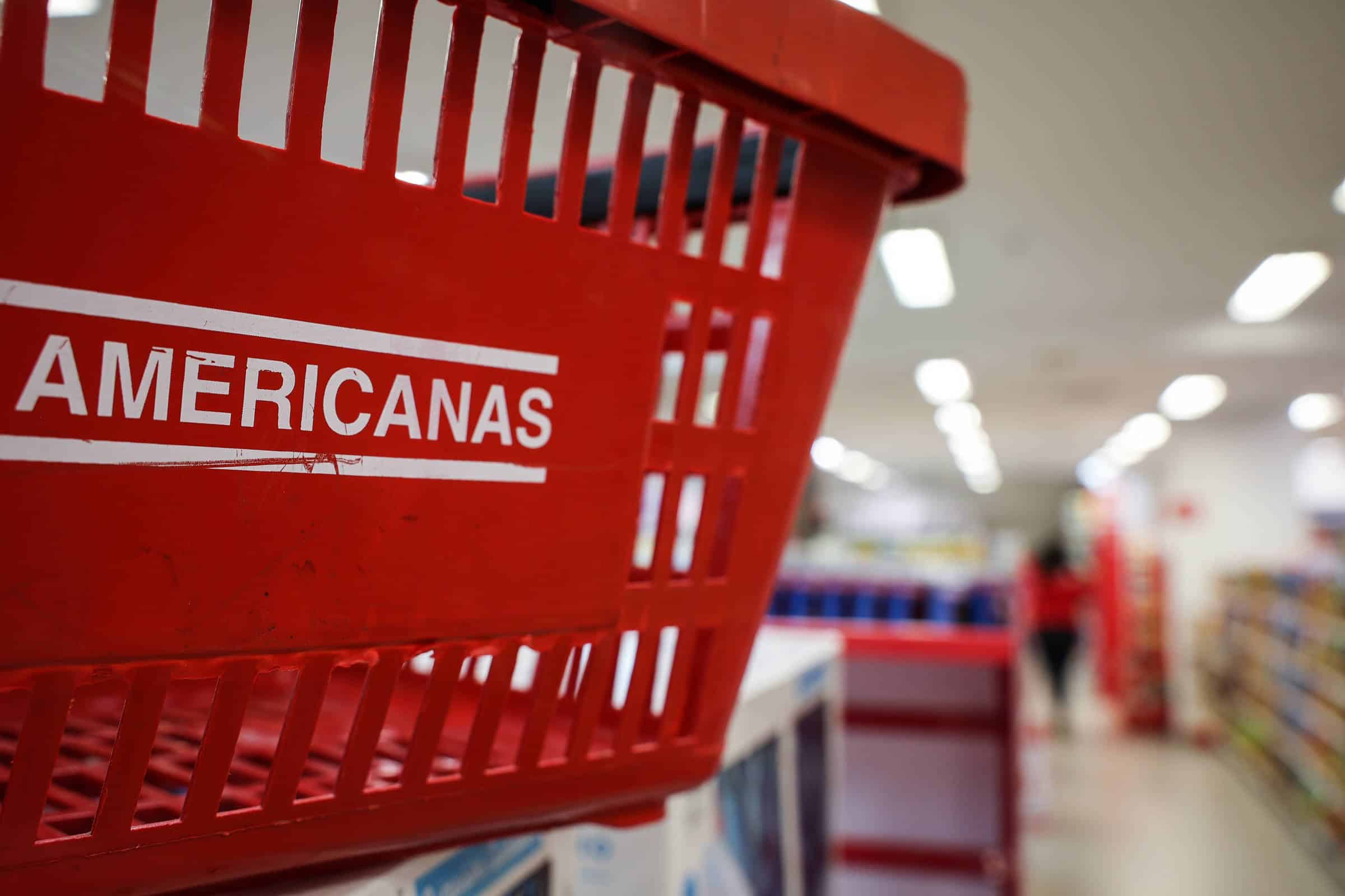 Cesta vermelha de plástico com a palavra