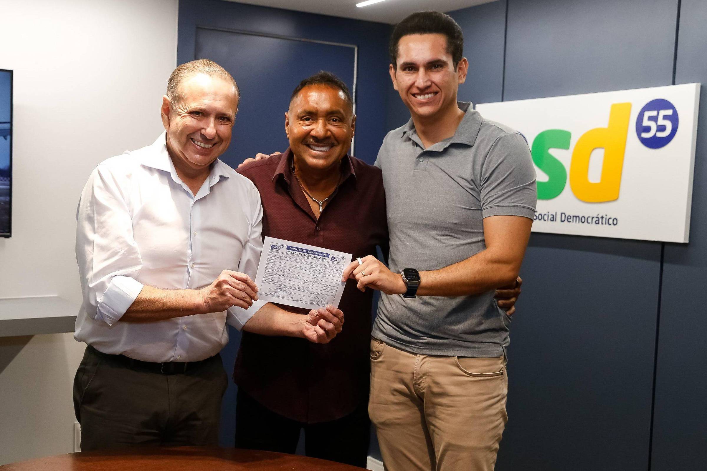 Tiririca, ao centro, ao lado de Domingos Filho e Domingos Neto, em sua fiiliação ao PSD-CE