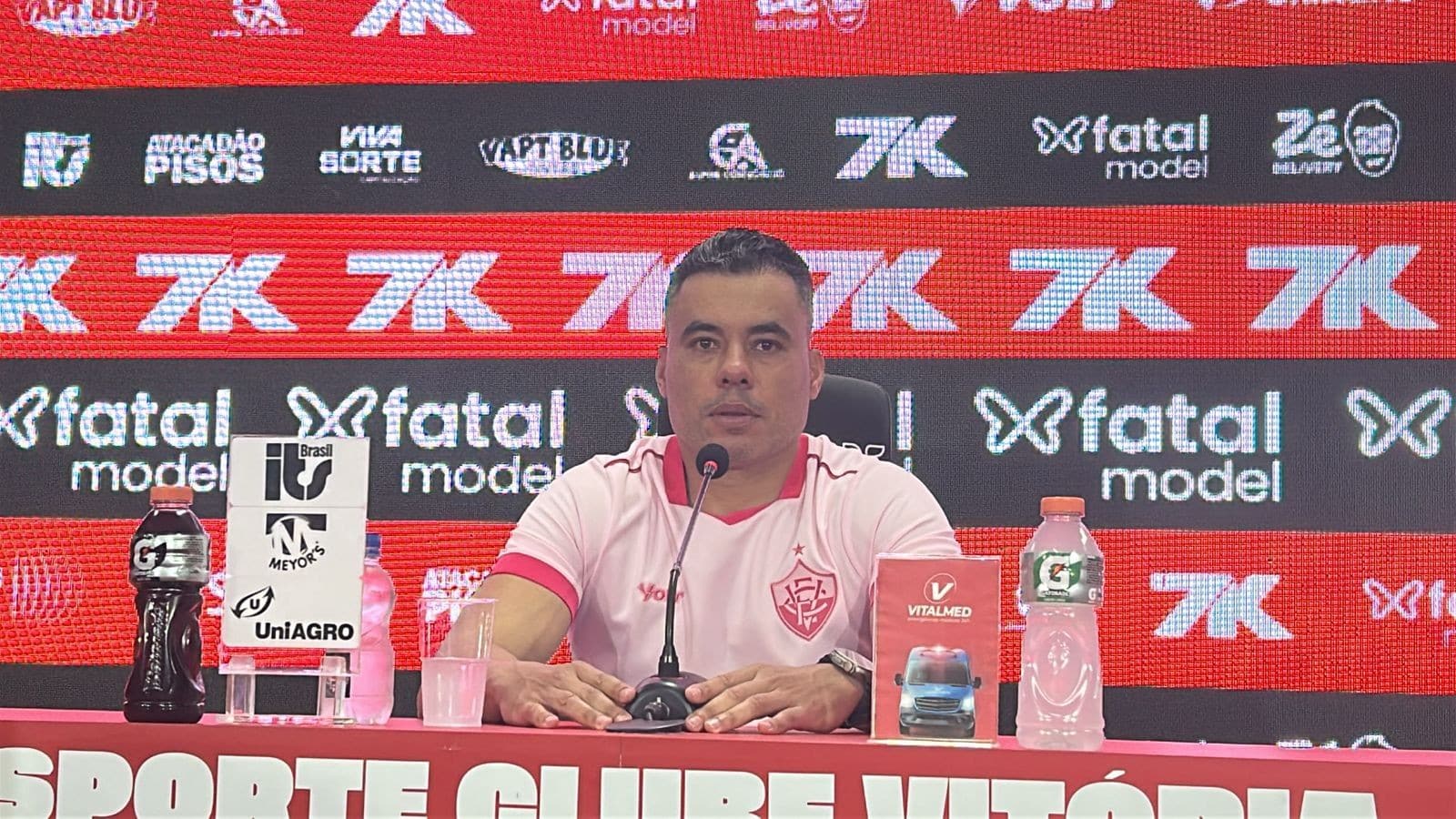 Jair Ventura elogia reação do Vitória e fala sobre renovação