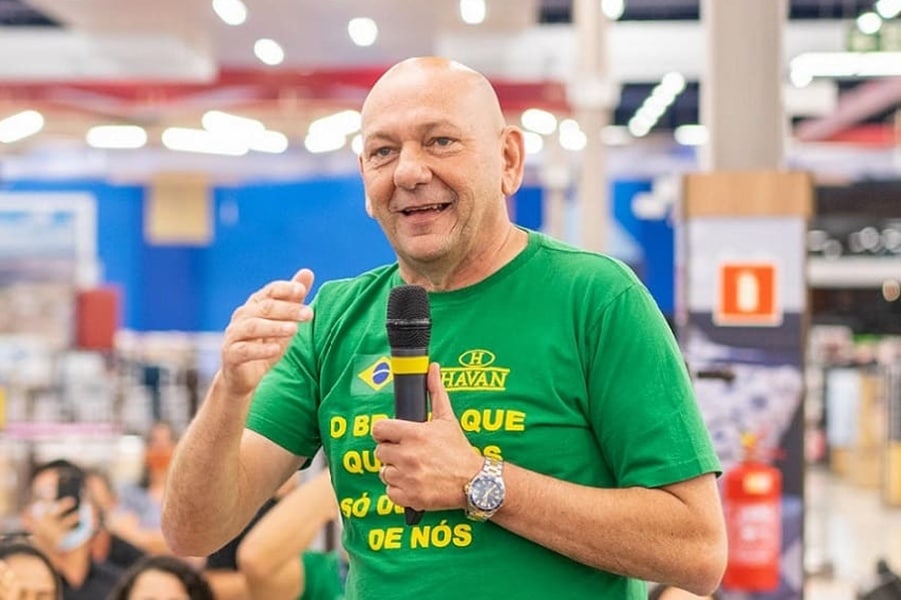 Véio da Havan traz presente de Natal padrão Coca-Cola não apenas para os clientes da loja