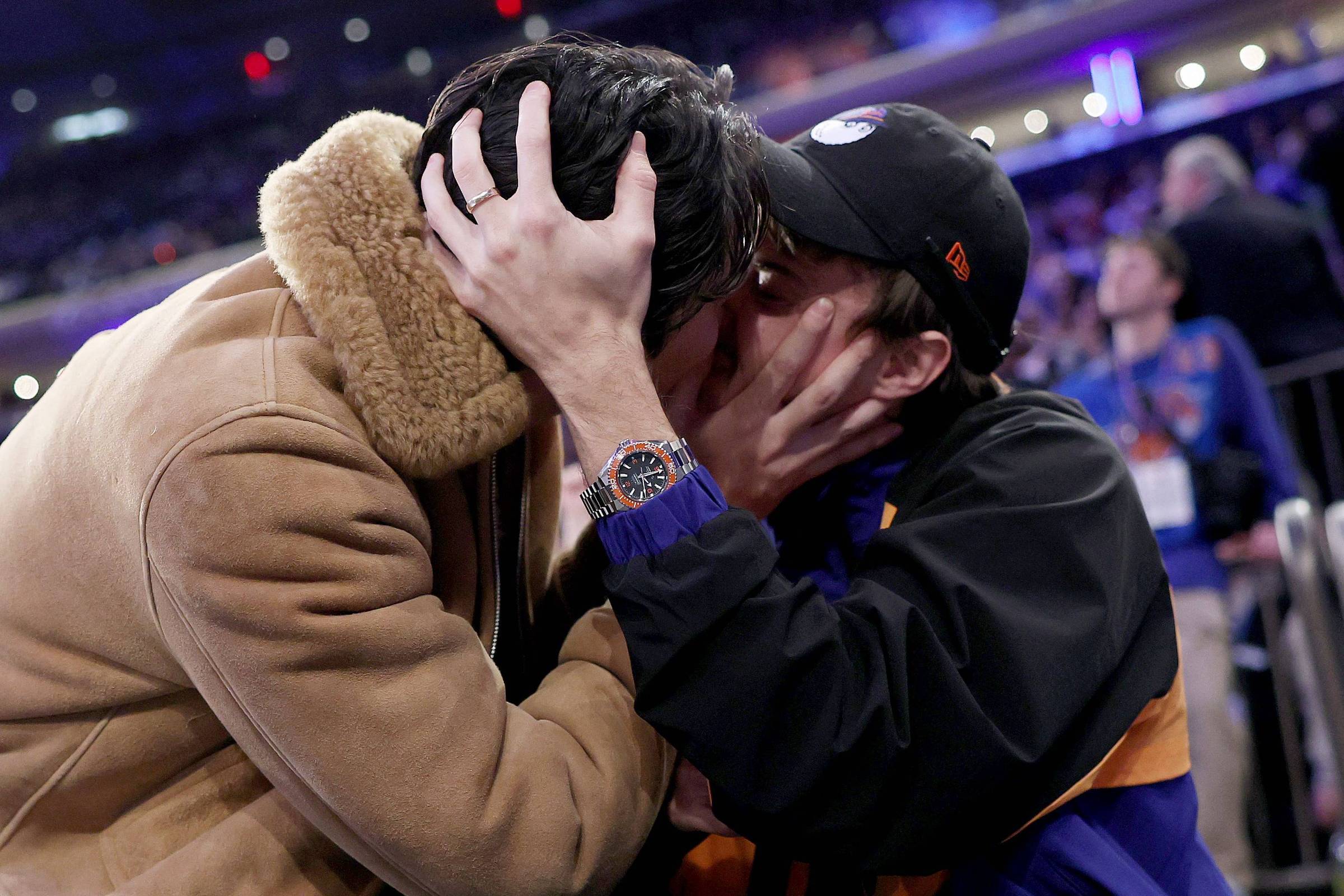 Christopher Briney e Sean Kaufman se beijam na boca - 29/11/2025 - Celebridades