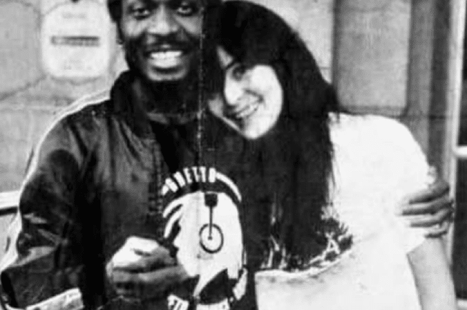 Jimmy Cliff, lenda do reggae jamaicano, ao lado da ex-BBB Harumi Ishihara, nos anos 1980 -  (crédito: Reprodução Instagram)