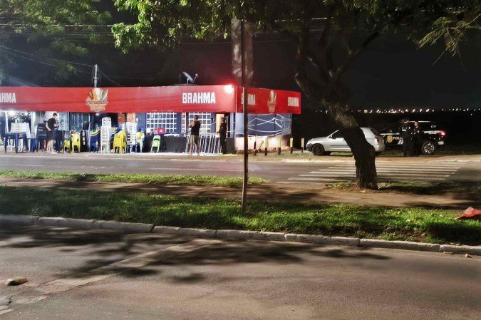 Militares foram acionados para a ocorrência por volta das 22h. O ponto informado era no Churrasquinho Tá na Área, na CL 110. No local, havia dispersão de pessoas e tumulto -  (crédito: QAP Ocorrências/Reprodução)
