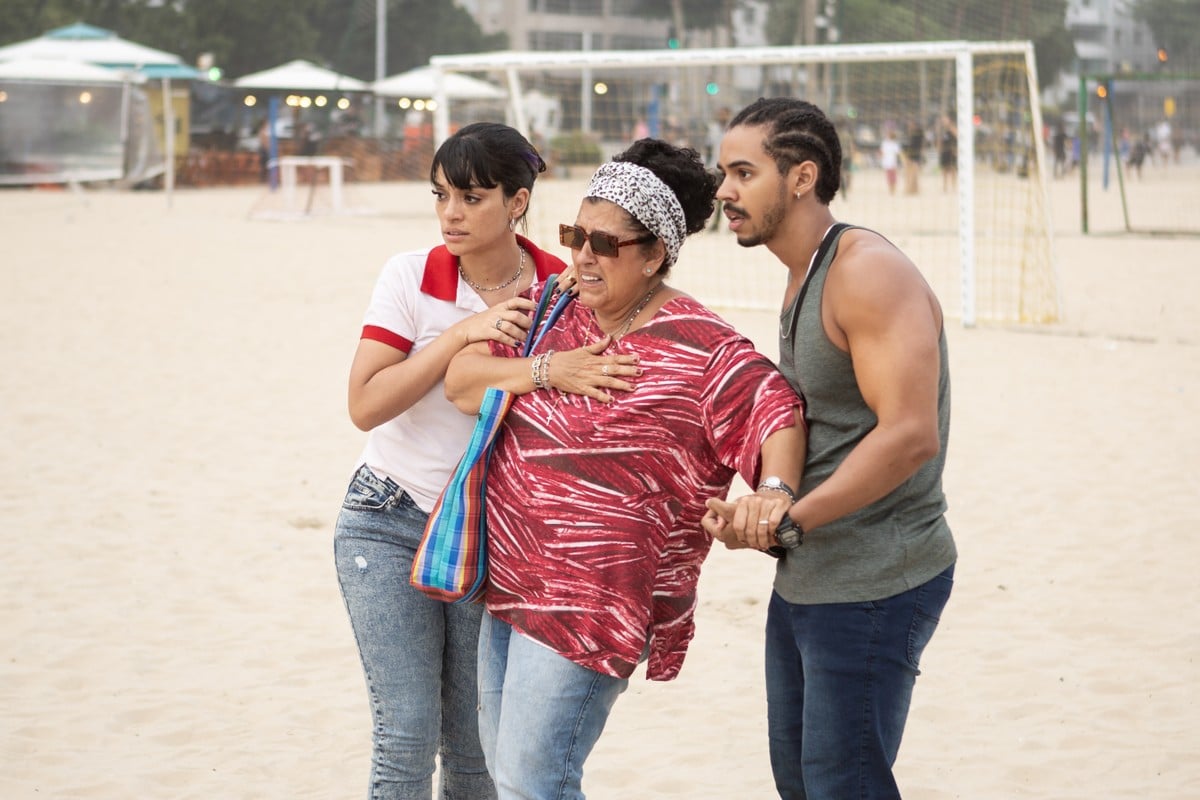 Regina Casé, Ingrid Gaigher e Pedro Ottoni rodam filme de Angelo Defanti na Praia de Copacabana 