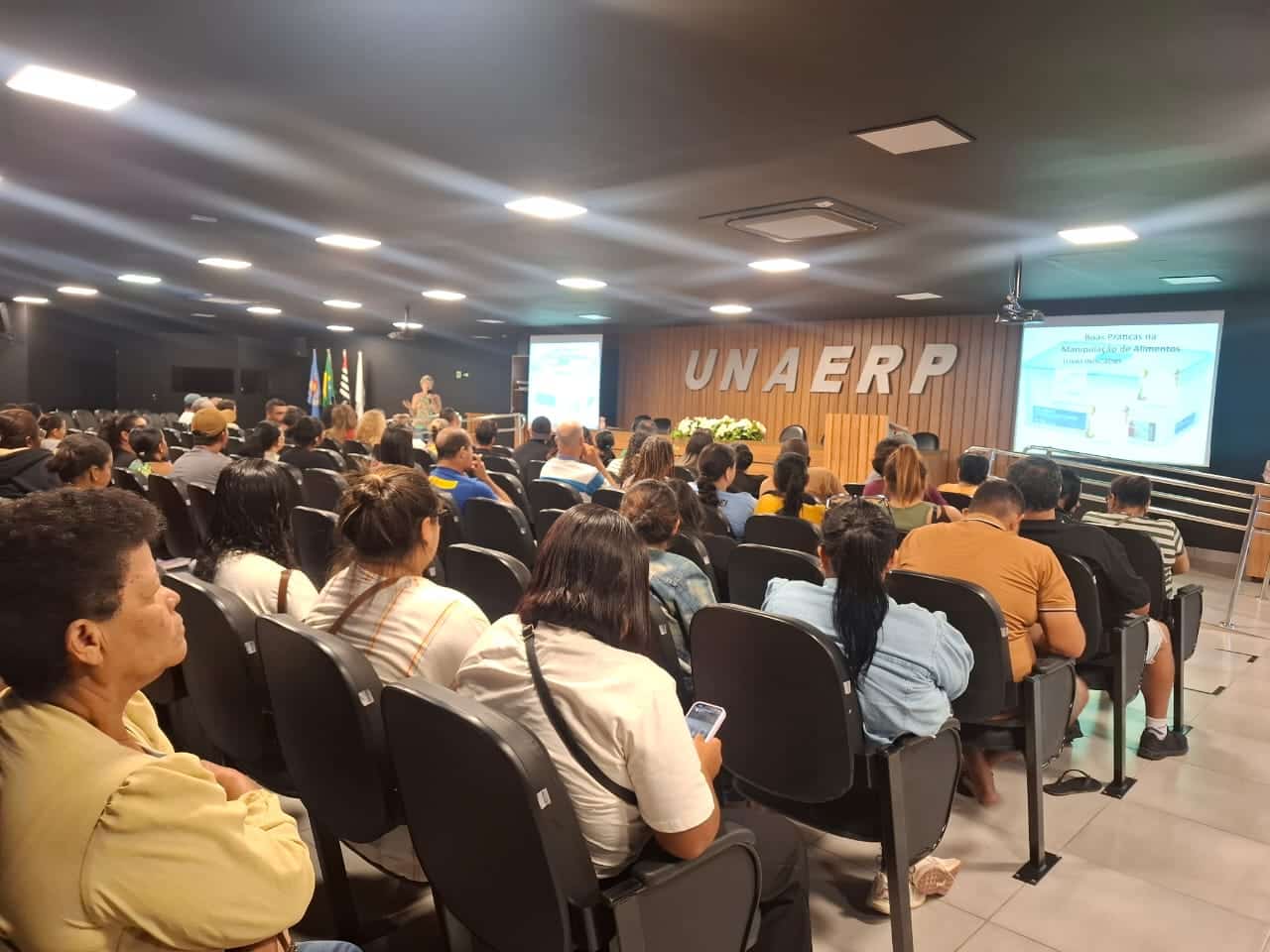 Prefeitura de Guarujá promove curso de boas práticas para ambulantes com foco no verão