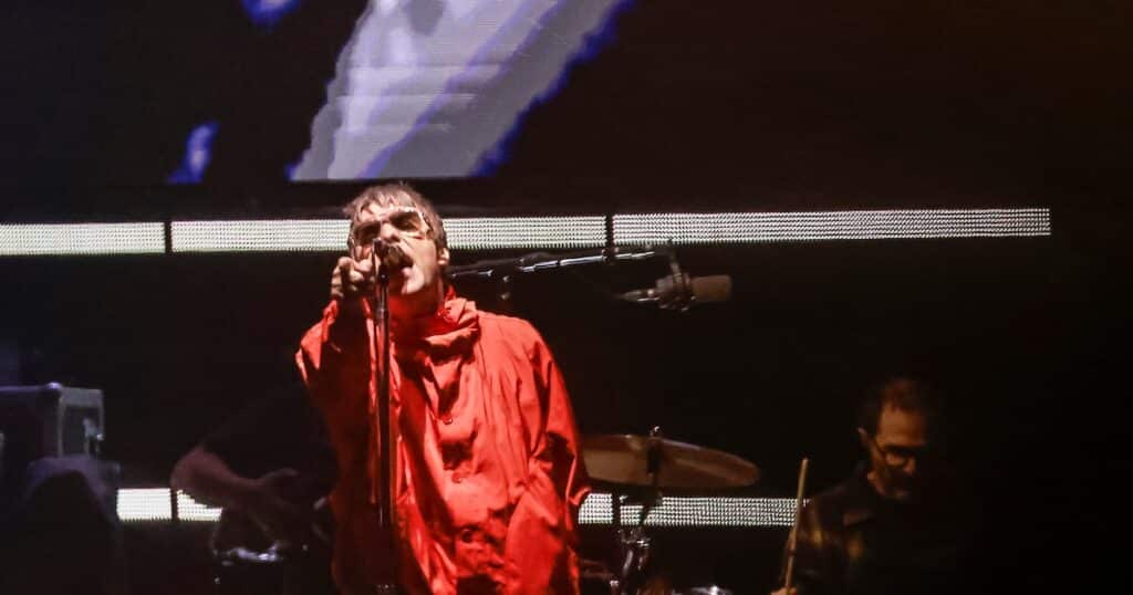 Oasis faz show previsível em SP, mas que não apaga o brilho dos irmãos Gallagher