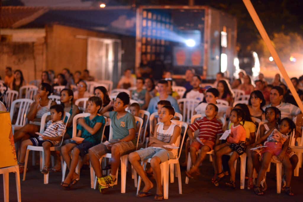 Com apoio do Governo de Goiás, cinema ao ar livre chega a quatro bairros de Goiânia – Secretaria de Estado da Cultura