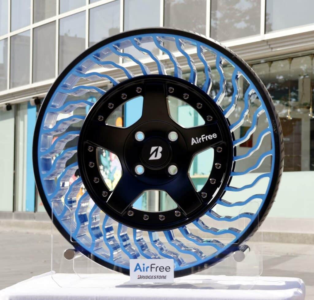 Os testes dos pneus de ônibus sem ar e à prova de furos da Bridgestone começam em Toyama.