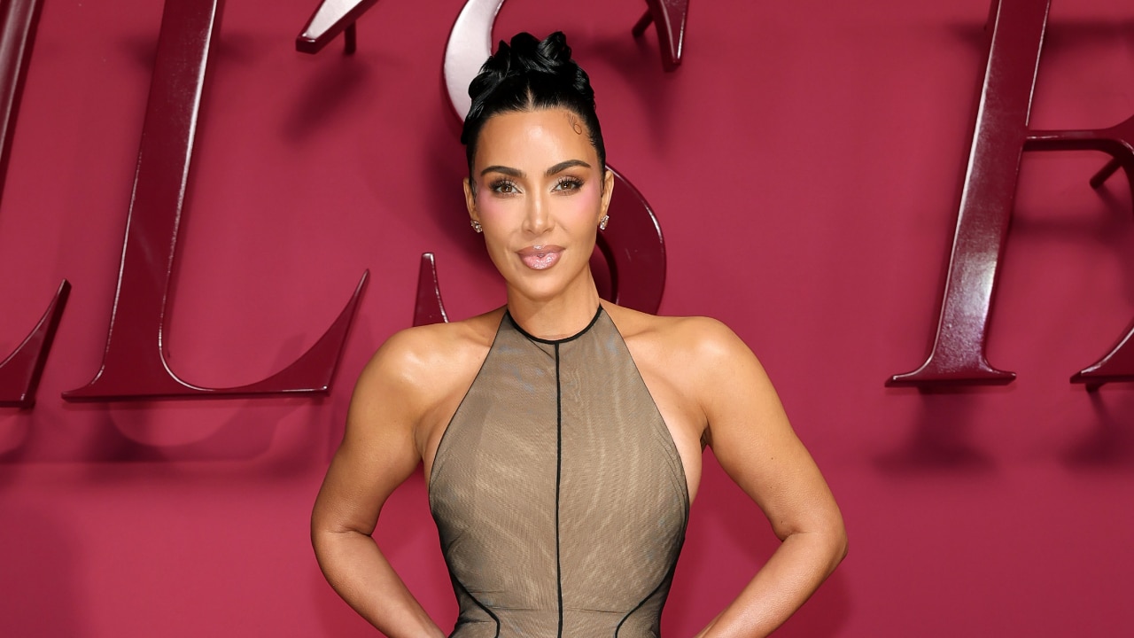 Kim Kardashian reage a críticas à série “Tudo é Justo” com resposta afiada, mas apaga publicação em seguida