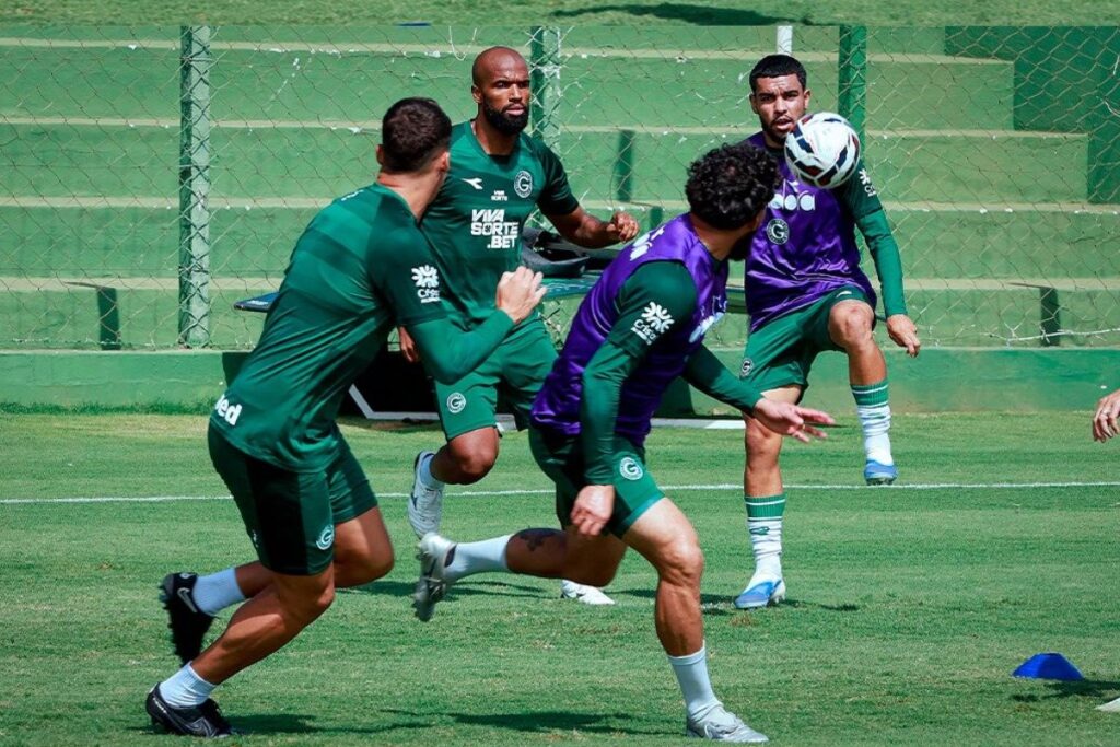 Atletas do Goiás treinando em campo aberto de uniforme (foto: Divulgação/Goiás)