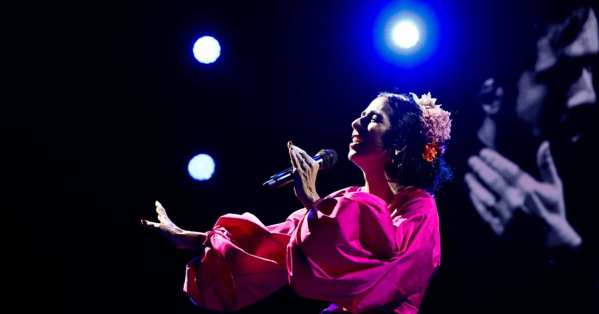 Marisa Monte transmite leveza a plateia receosa em 1º show com orquestra em SP