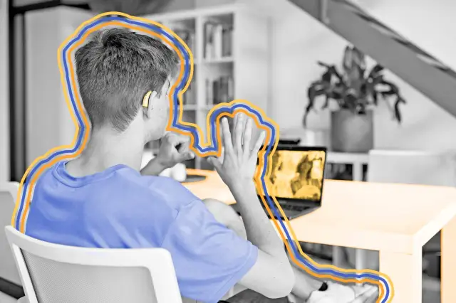 Menino adolescente se comunicando com seus pais por videochamada usando sinais