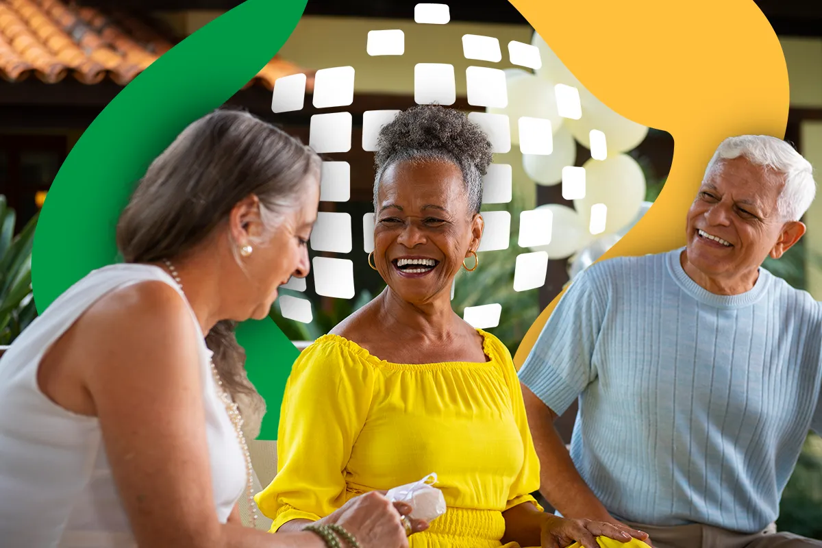 Grupo de idosos felizes conversando em um ambiente descontraído
