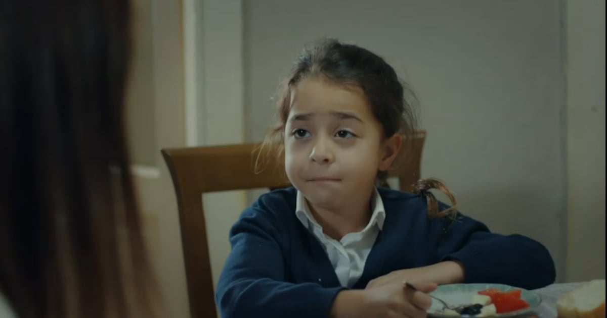 Na novela Mãe, Turna finge estar doente para ficar em casa e não encontrar Şule – Record