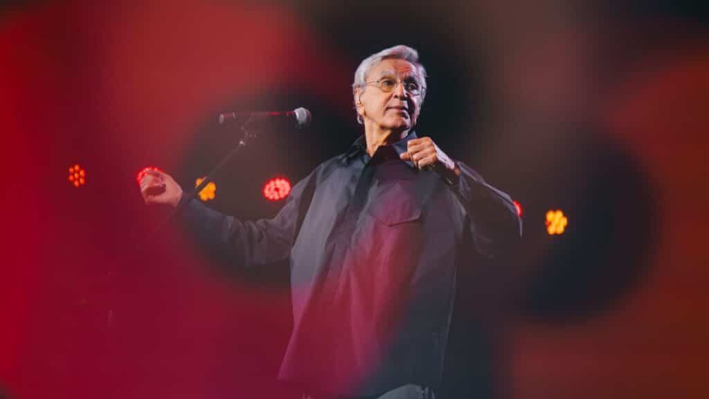 Caetano Veloso faz show embalado por Grammy e Dua Lipa
