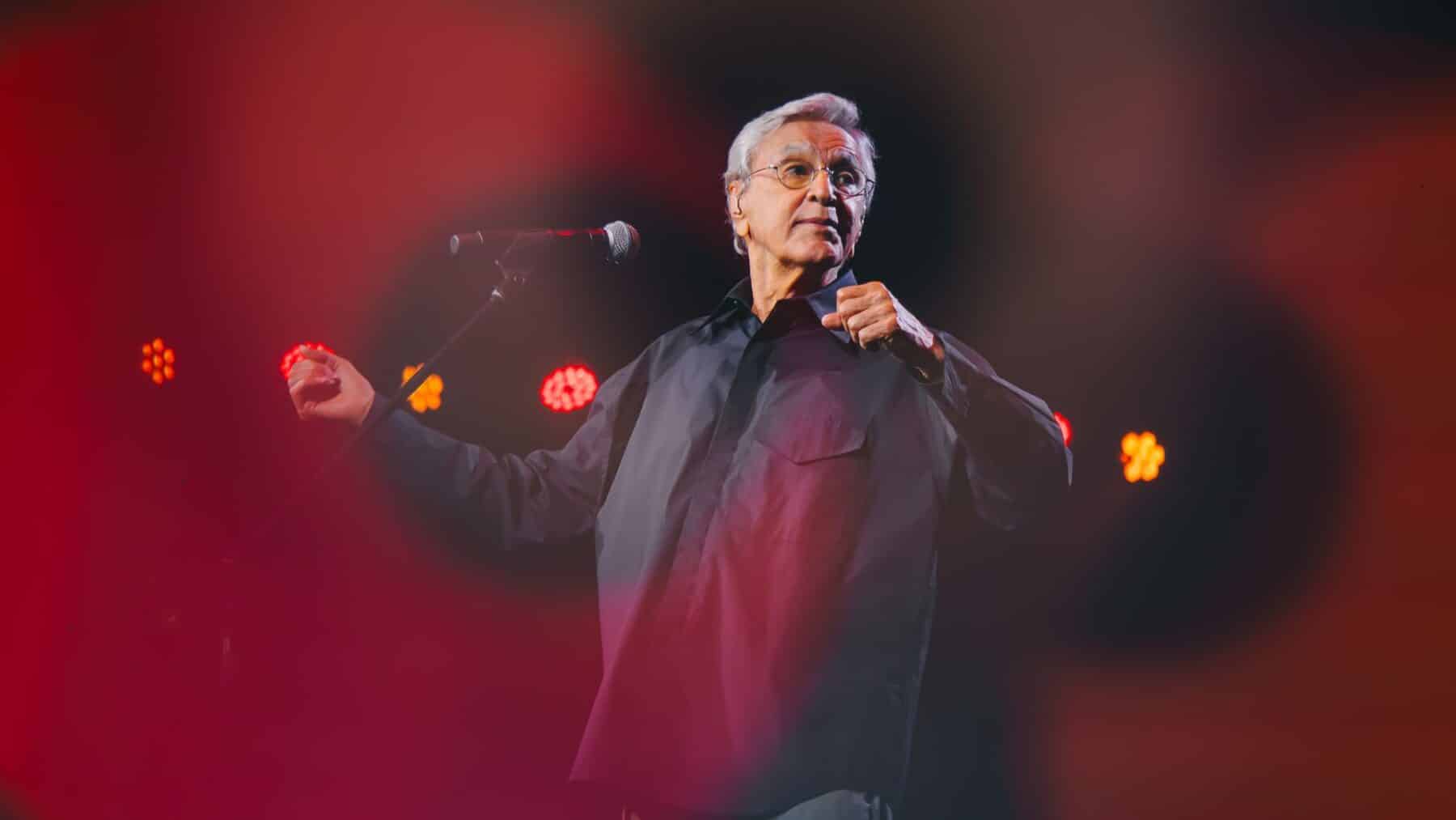 Caetano Veloso faz show embalado por Grammy e Dua Lipa