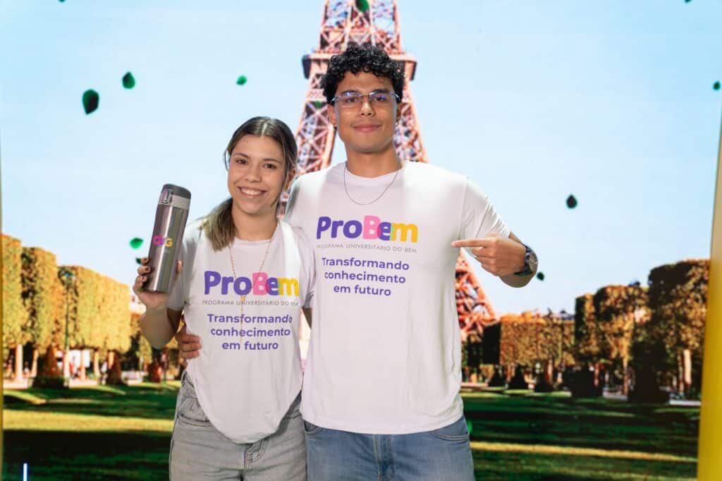 Imagem dois estudantes abraçados com camisa do Probem
