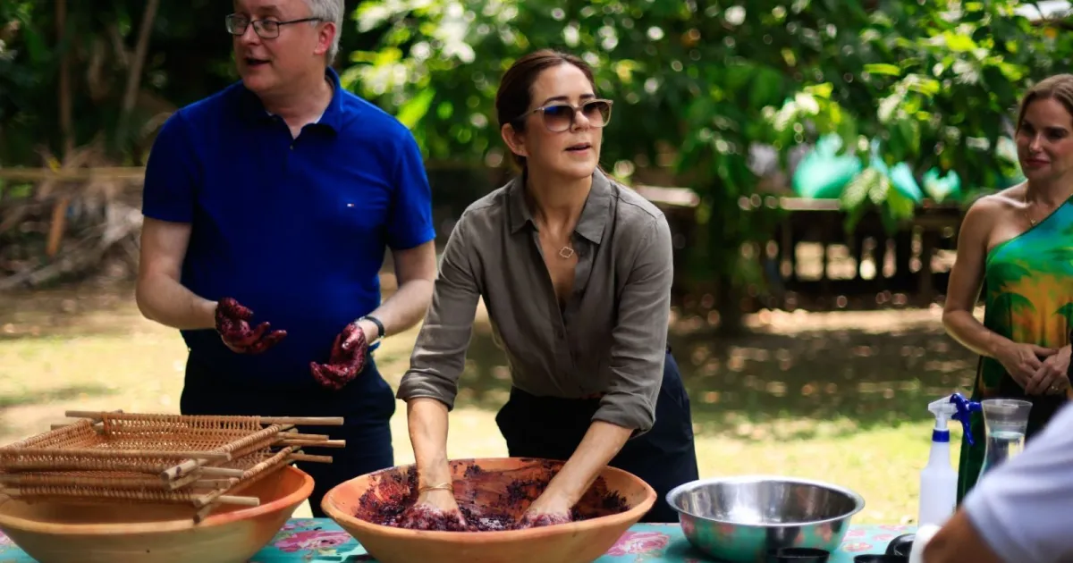 COP30: rainha Mary da Dinamarca amassa açaí e promove jantar em Belém