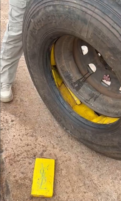 PRF apreende mais de 83 quilos de cocaína escondidos em pneus de carreta na BR-277