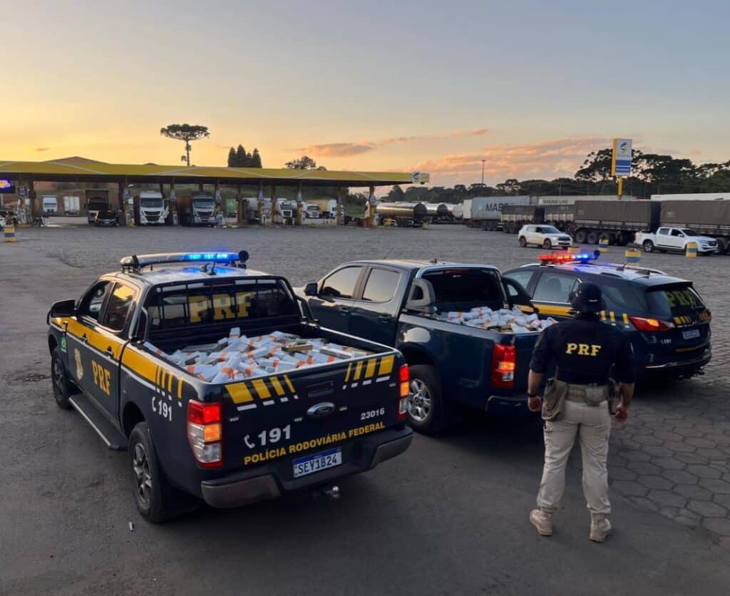 PRF apreende quase 900 quilos de maconha escondidos em pneus de carreta na BR-277