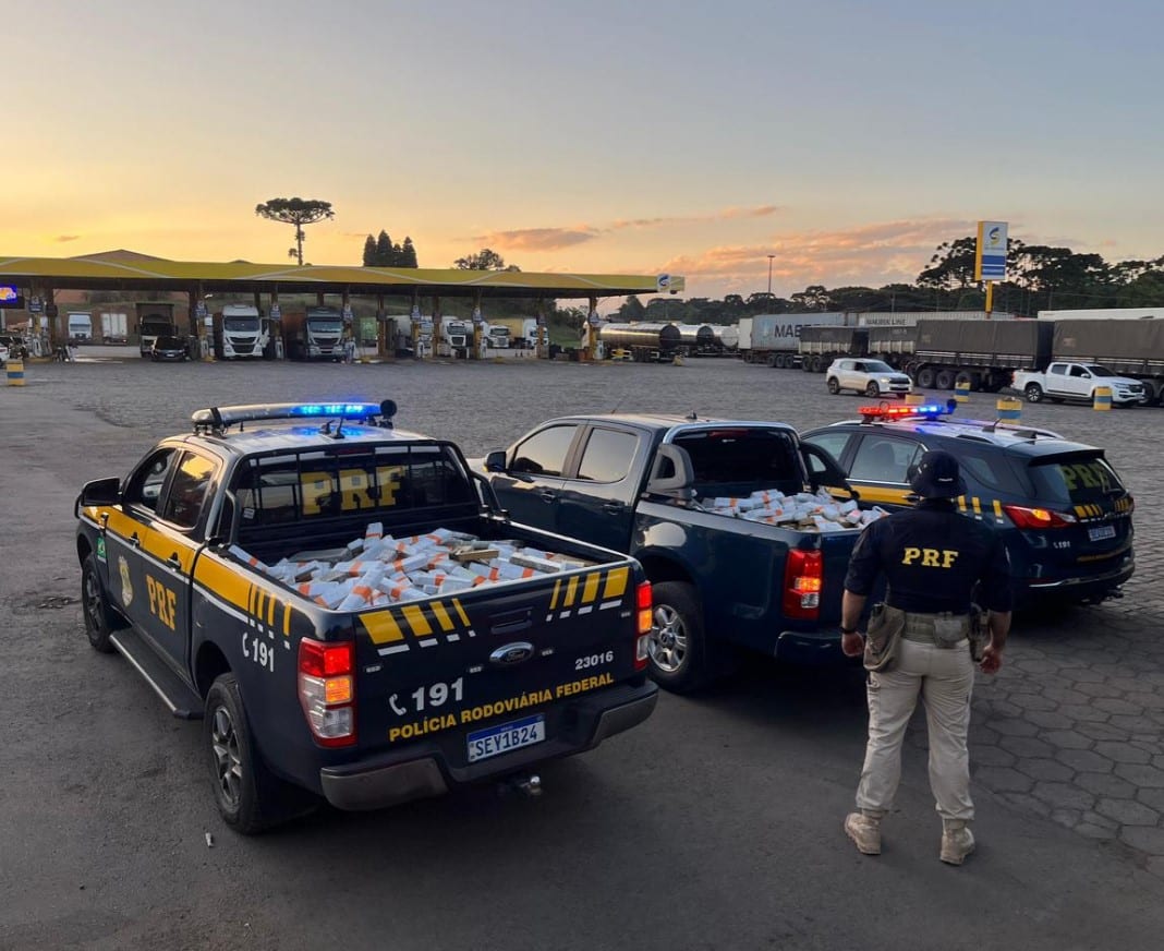 PRF apreende quase 900 quilos de maconha escondidos em pneus de carreta na BR-277