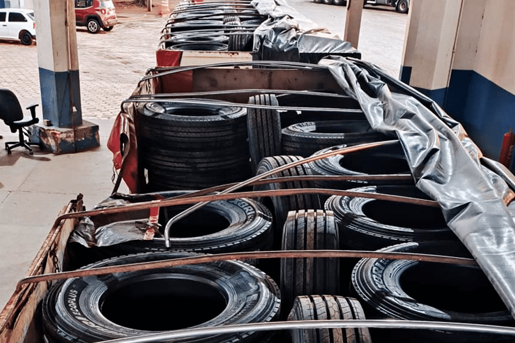 Carga de pneus avaliada em R$ 717 mil sem nota fiscal é retida em Mato Grosso