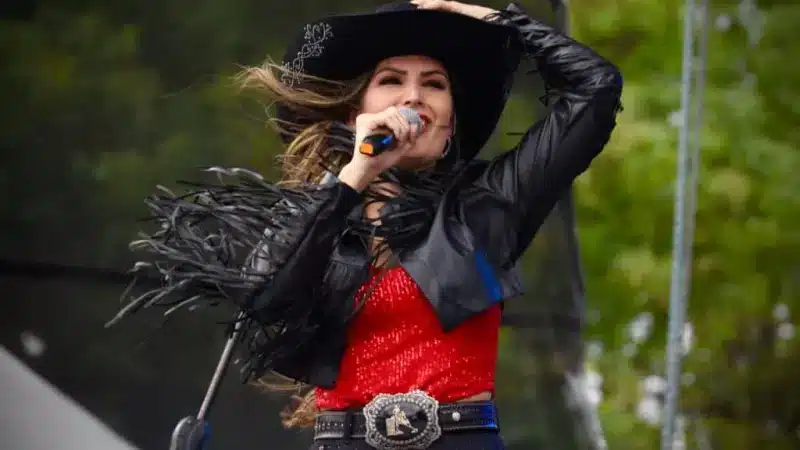Juliana Valiati se apresenta no Ecoturismo 2025 com show Clássicos Sertanejo