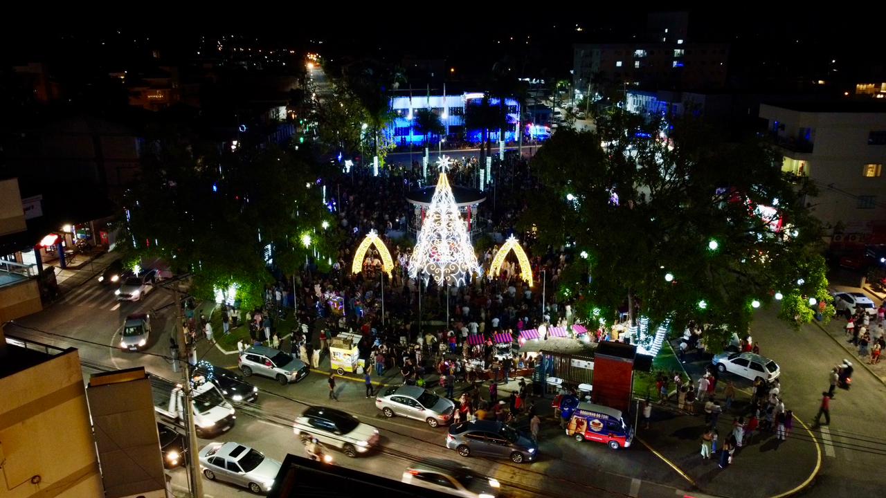 Chegada do Papai Noel e shows especiais lotam praça em São João Batista