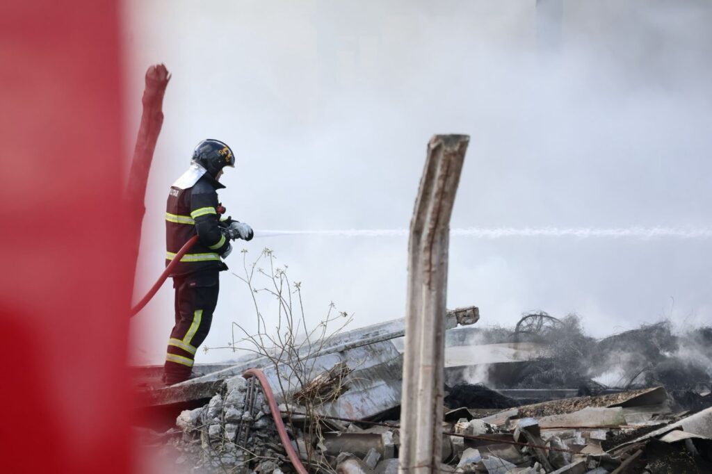 Bombeiros usam mais de 50 mil litros de água para controlar incêndio em galpão de pneus