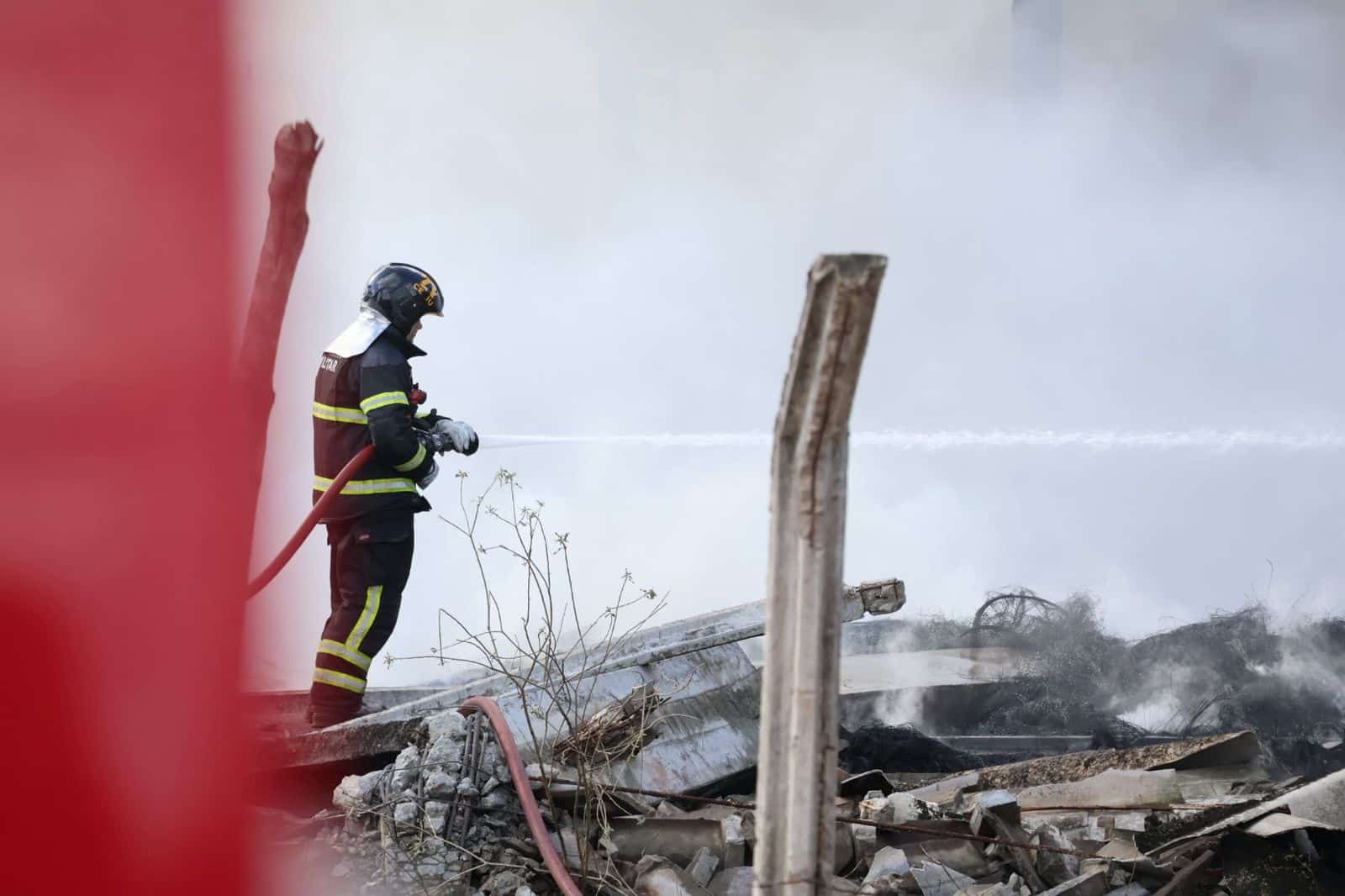 Bombeiros usam mais de 50 mil litros de água para controlar incêndio em galpão de pneus