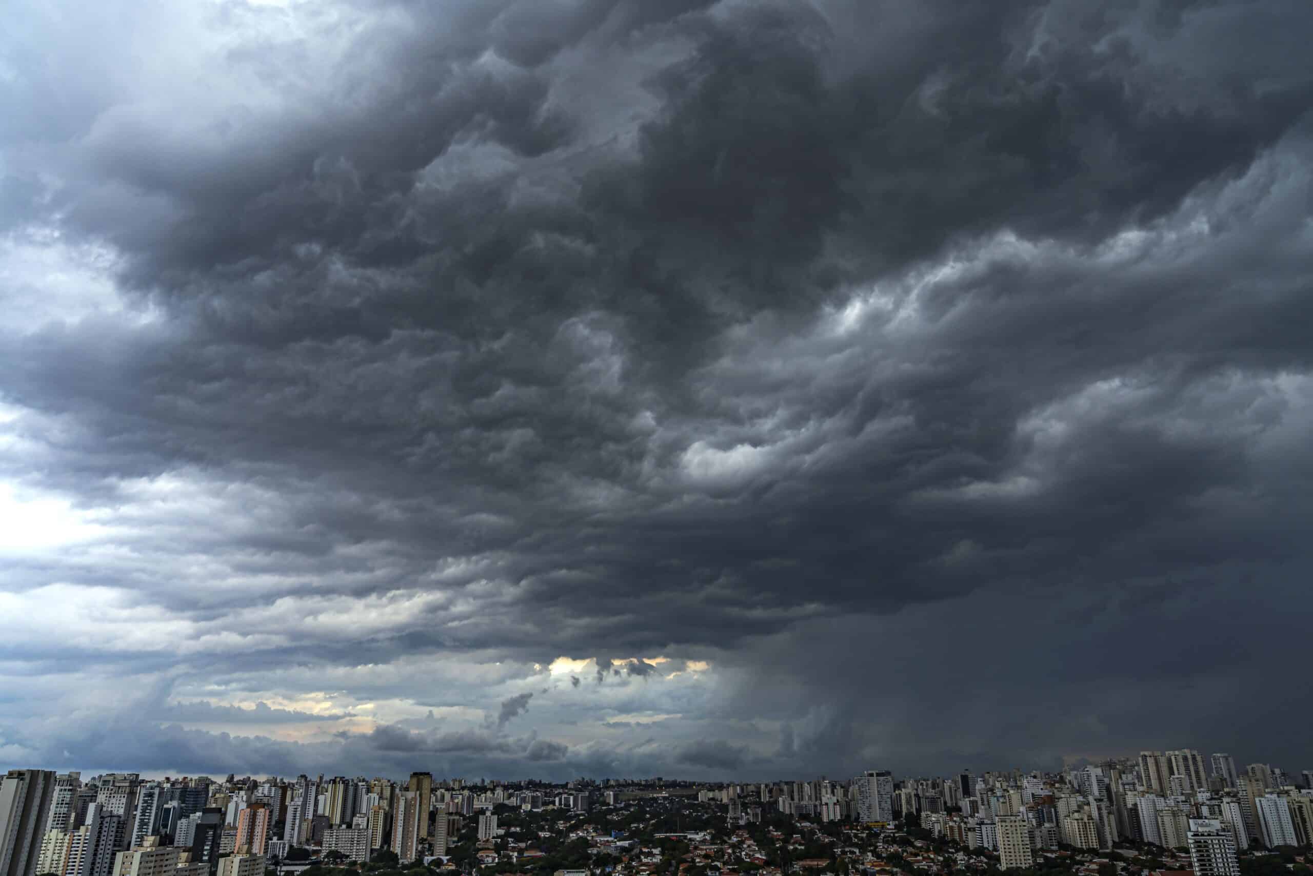 INMET emite alerta amarelo de chuvas intensas com risco de corte de energia em Goiânia e Região até terça-feira (2)