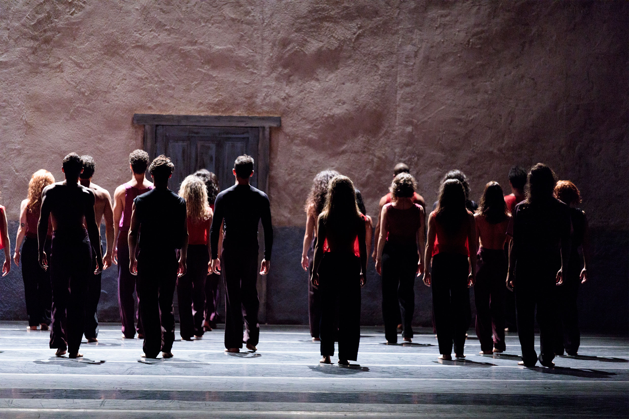 Imagem dos bailarinos do Balé da Cidade de São Paulo durante o espetáculo