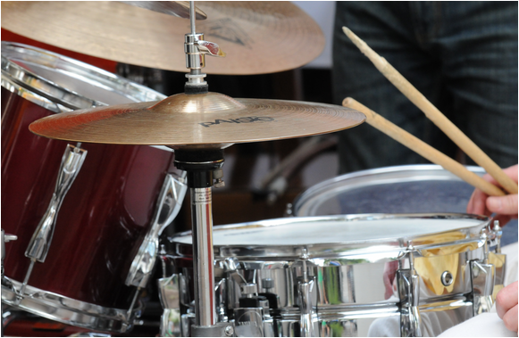 Imagem de uma bateria musical, instrumento presente em diversos gêneros