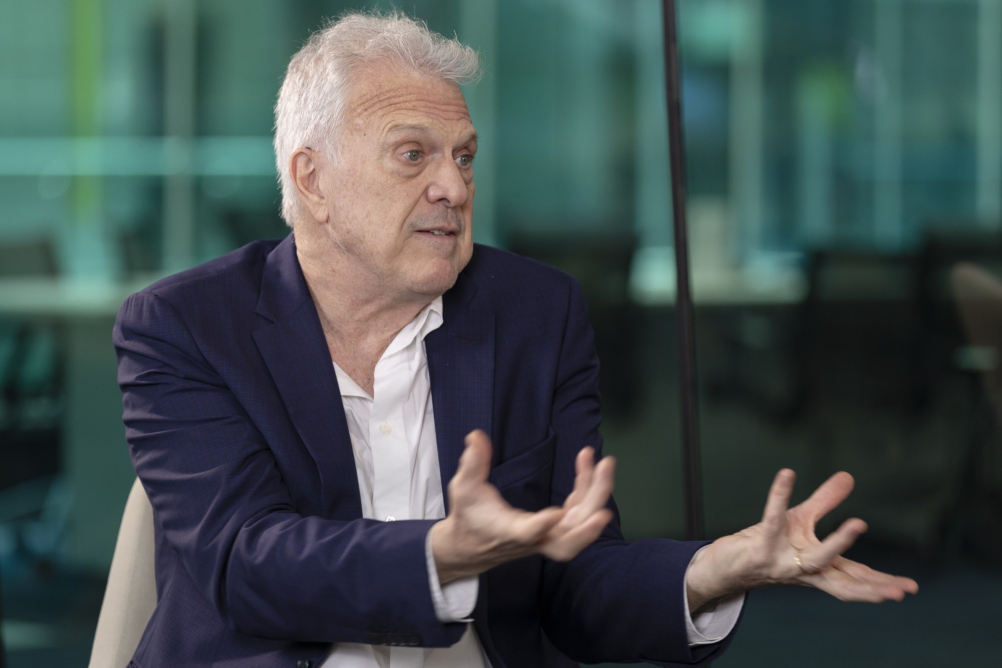 Pedro Bial fala sobre etarismo e revela como enfrentou a depressão: 'Tenho um pezinho ali'