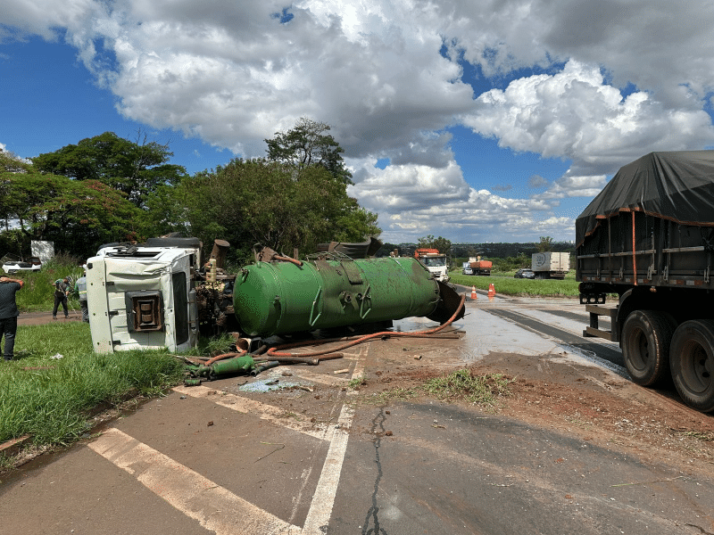 Caminhão tomba após estouro de pneu na BR-369; motorista fica ferido – Paiquerê