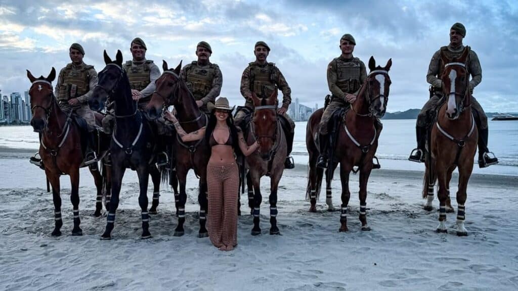 Ana Castela posa com a cavalaria da PM em gravação em SC