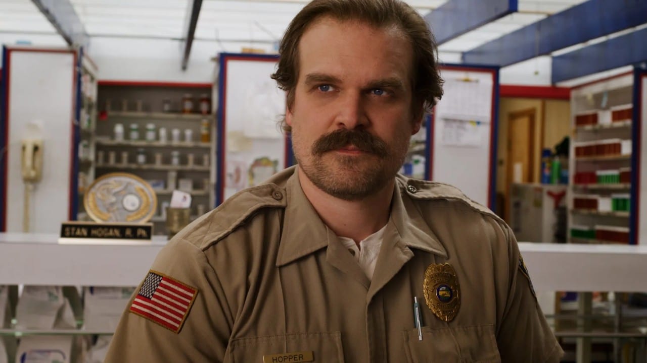 Stranger Things: quanto David Harbour ganha por episódio da série?