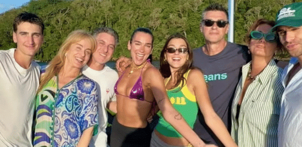 Dua Lipa curtiu dia de praia com Luciano Huck e Angélica em Angra dos Reis