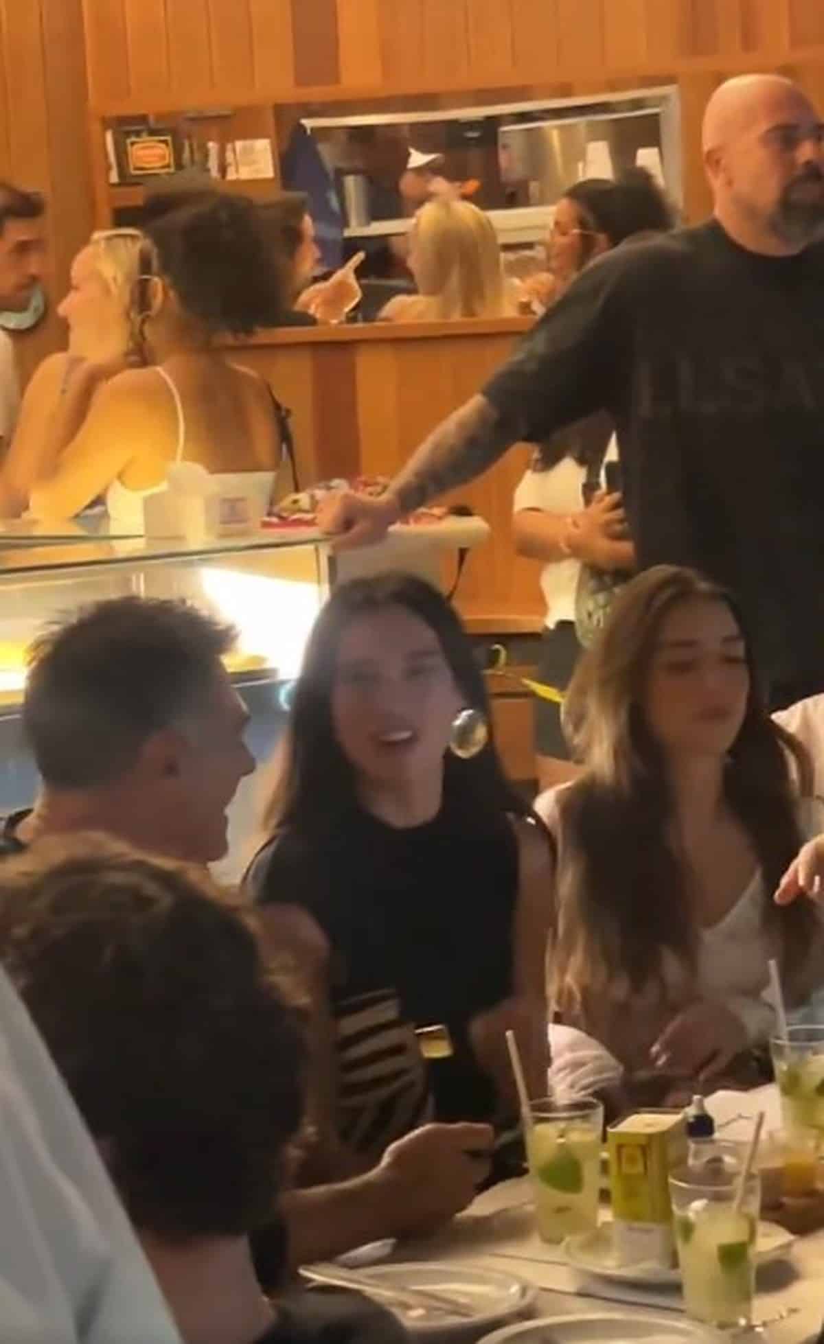Dua Lipa causa alvoroço em bar da Zona Sul do Rio e precisa de escolta da PM para deixar o local